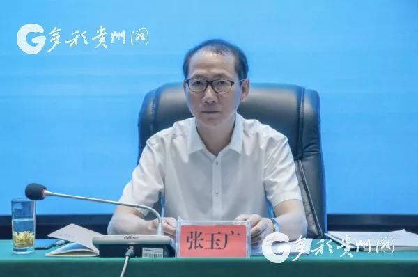貴州省鄉(xiāng)村旅游（民宿）工作推進(jìn)會(huì)召開  2019-08-29 18:55 來源：澎湃新聞·澎湃號·政務(wù) 字號  貴州省旅游發(fā)展委員會(huì) 關(guān)注   8月28日，貴州省鄉(xiāng)村旅游(民宿)工作推進(jìn)會(huì)在開陽縣十里畫廊召開。 會(huì)議旨在落實(shí)落細(xì)省委十 二屆五次全會(huì)和全國鄉(xiāng)村旅游(民宿)工作現(xiàn)場會(huì)的安排部署，以聚焦“產(chǎn)業(yè)興旺、生態(tài)宜居、鄉(xiāng)風(fēng)文明、治理有效、生活富裕”為目標(biāo)，主動(dòng)擔(dān)當(dāng)，開拓創(chuàng)新，促進(jìn)鄉(xiāng)村旅游提質(zhì)增效，服務(wù)鄉(xiāng)村振興戰(zhàn)略。  推進(jìn)會(huì)現(xiàn)場 實(shí)施鄉(xiāng)村振興戰(zhàn)略，是黨的十九大作出的重大決策部署，是決勝全面建成小康社會(huì)、全面建設(shè)社會(huì)主義現(xiàn)代化國家的重大歷史任務(wù)，是新時(shí)代做好“三農(nóng)”工作的總抓手。在促進(jìn)鄉(xiāng)村振興過程中，鄉(xiāng)村旅游利用鄉(xiāng)村自然資源和人文資源，把農(nóng)耕活動(dòng)與休閑農(nóng)業(yè)、傳統(tǒng)農(nóng)業(yè)文明與現(xiàn)代鄉(xiāng)土文化有機(jī)結(jié)合起來，有效促進(jìn)農(nóng)村一二三產(chǎn)業(yè)融合發(fā)展，推動(dòng)鄉(xiāng)村生產(chǎn)、生活、生態(tài)三位一體發(fā)展。 會(huì)議宣讀了國家文化和旅游部、國家發(fā)展和改革委員會(huì)確定的第一批全國鄉(xiāng)村旅游重點(diǎn)村名單，我省有12村進(jìn)入首批全國鄉(xiāng)村旅游重點(diǎn)村名單，分別是：遵義市播州區(qū)楓香鎮(zhèn)花茂村、銅仁市江口縣太平鎮(zhèn)云舍村、黔東南苗族侗族自治州臺(tái)江縣老屯鄉(xiāng)長灘村、六盤水市盤州市淤泥鄉(xiāng)巖博村、安順市平壩區(qū)樂平鎮(zhèn)塘約村、黔南布依族苗族自治州惠水縣好花紅鎮(zhèn)好花紅村、遵義市播州區(qū)平正仡佬族鄉(xiāng)團(tuán)結(jié)村、遵義市新蒲新區(qū)新舟鎮(zhèn)槐安村、貴陽市開陽縣南江布依族苗族鄉(xiāng)龍廣村、黔西南布依族苗族自治州興義市萬峰林街道上納灰村、六盤水市水城縣蟠龍鎮(zhèn)百車河村、畢節(jié)市大方縣核桃鄉(xiāng)木寨村。  省文化和旅游廳廳長張玉廣講話 省文化和旅游廳廳長張玉廣在會(huì)議上指出，開展全省鄉(xiāng)村旅游重點(diǎn)村建設(shè)，是加強(qiáng)鄉(xiāng)村旅游產(chǎn)品建設(shè)和品牌培育的重要抓手。要充分發(fā)揮重點(diǎn)村的典型示范和帶動(dòng)引領(lǐng)作用，樹立鄉(xiāng)村旅游品牌意識(shí)，推出一批特色鮮明、優(yōu)勢突出的鄉(xiāng)村旅游品牌，構(gòu)建全方位、多層次的鄉(xiāng)村旅游品牌體系。此外，將以全國鄉(xiāng)村旅游重點(diǎn)村名錄為基礎(chǔ)，開展鄉(xiāng)村旅游發(fā)展情況監(jiān)測分析，加強(qiáng)對全省鄉(xiāng)村旅游的模式總結(jié)和分類指導(dǎo)，推動(dòng)全國鄉(xiāng)村旅游高質(zhì)量發(fā)展。  與會(huì)人員參觀鄉(xiāng)村旅游點(diǎn) 據(jù)了解，未來5年，中國農(nóng)業(yè)銀行將向全國鄉(xiāng)村旅游重點(diǎn)村提供1000億元意向性信用額度。其中貴州農(nóng)行提供100億元意向性信用額度，用于支持文化和旅游資源開發(fā)、生態(tài)與傳統(tǒng)文化保護(hù)、公共服務(wù)與旅游配套設(shè)施建設(shè)，以及鄉(xiāng)村民宿、觀光度假、農(nóng)事體驗(yàn)、鄉(xiāng)土美食、文化創(chuàng)意等文化和旅游產(chǎn)品的研發(fā)與推廣。 相關(guān)鏈接 “鄉(xiāng)村旅游e貸”，是由貴州農(nóng)行推出的支持鄉(xiāng)村旅游發(fā)展的定制專屬產(chǎn)品，該產(chǎn)品應(yīng)用互聯(lián)網(wǎng)和大數(shù)據(jù)技術(shù)，優(yōu)化鄉(xiāng)村旅游貸款產(chǎn)品，率先推出具有免抵押、純信用、低利率、放款快、隨借隨還、單戶最高30萬元、批量化、便捷化的“鄉(xiāng)村旅游e貸”。截至8月23日，“鄉(xiāng)村旅游e貸”已累計(jì)發(fā)放7.33億元，支持3681戶鄉(xiāng)村旅游經(jīng)營戶發(fā)展。