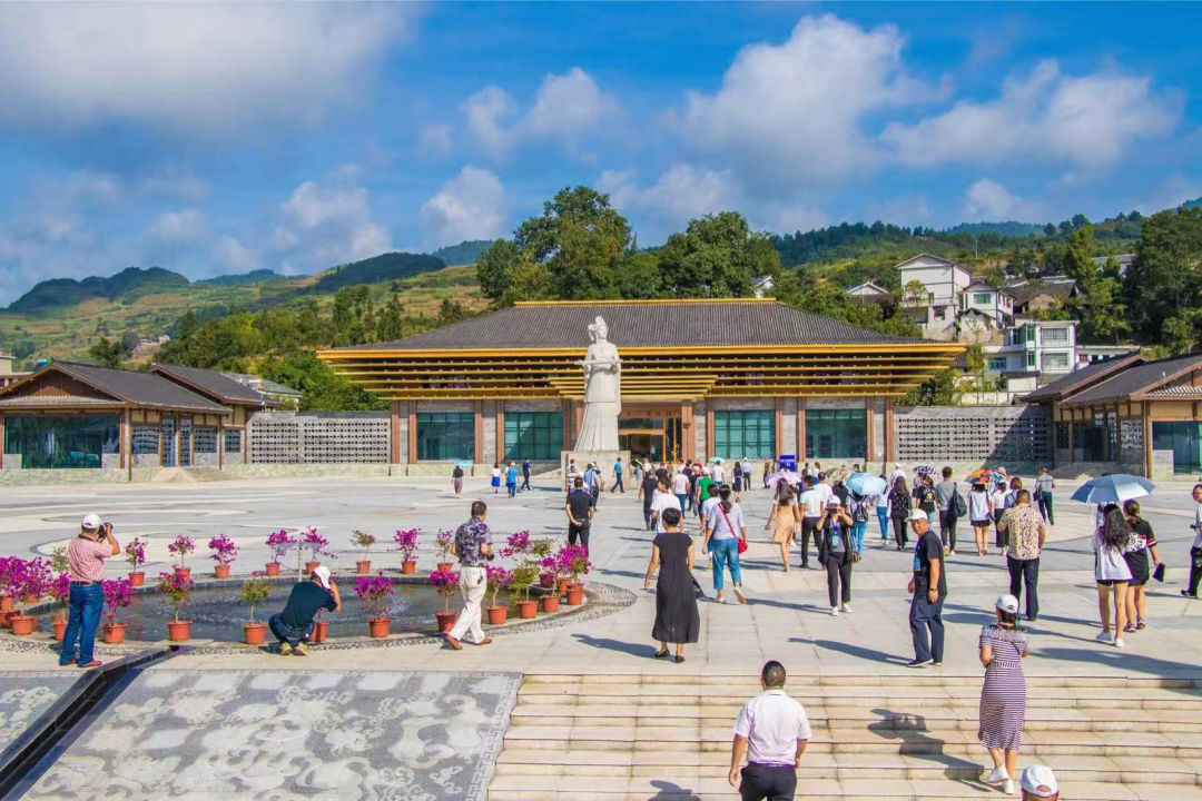 貴州省鄉(xiāng)村旅游（民宿）工作推進(jìn)會(huì)召開  2019-08-29 18:55 來源：澎湃新聞·澎湃號·政務(wù) 字號  貴州省旅游發(fā)展委員會(huì) 關(guān)注   8月28日，貴州省鄉(xiāng)村旅游(民宿)工作推進(jìn)會(huì)在開陽縣十里畫廊召開。 會(huì)議旨在落實(shí)落細(xì)省委十 二屆五次全會(huì)和全國鄉(xiāng)村旅游(民宿)工作現(xiàn)場會(huì)的安排部署，以聚焦“產(chǎn)業(yè)興旺、生態(tài)宜居、鄉(xiāng)風(fēng)文明、治理有效、生活富裕”為目標(biāo)，主動(dòng)擔(dān)當(dāng)，開拓創(chuàng)新，促進(jìn)鄉(xiāng)村旅游提質(zhì)增效，服務(wù)鄉(xiāng)村振興戰(zhàn)略。  推進(jìn)會(huì)現(xiàn)場 實(shí)施鄉(xiāng)村振興戰(zhàn)略，是黨的十九大作出的重大決策部署，是決勝全面建成小康社會(huì)、全面建設(shè)社會(huì)主義現(xiàn)代化國家的重大歷史任務(wù)，是新時(shí)代做好“三農(nóng)”工作的總抓手。在促進(jìn)鄉(xiāng)村振興過程中，鄉(xiāng)村旅游利用鄉(xiāng)村自然資源和人文資源，把農(nóng)耕活動(dòng)與休閑農(nóng)業(yè)、傳統(tǒng)農(nóng)業(yè)文明與現(xiàn)代鄉(xiāng)土文化有機(jī)結(jié)合起來，有效促進(jìn)農(nóng)村一二三產(chǎn)業(yè)融合發(fā)展，推動(dòng)鄉(xiāng)村生產(chǎn)、生活、生態(tài)三位一體發(fā)展。 會(huì)議宣讀了國家文化和旅游部、國家發(fā)展和改革委員會(huì)確定的第一批全國鄉(xiāng)村旅游重點(diǎn)村名單，我省有12村進(jìn)入首批全國鄉(xiāng)村旅游重點(diǎn)村名單，分別是：遵義市播州區(qū)楓香鎮(zhèn)花茂村、銅仁市江口縣太平鎮(zhèn)云舍村、黔東南苗族侗族自治州臺(tái)江縣老屯鄉(xiāng)長灘村、六盤水市盤州市淤泥鄉(xiāng)巖博村、安順市平壩區(qū)樂平鎮(zhèn)塘約村、黔南布依族苗族自治州惠水縣好花紅鎮(zhèn)好花紅村、遵義市播州區(qū)平正仡佬族鄉(xiāng)團(tuán)結(jié)村、遵義市新蒲新區(qū)新舟鎮(zhèn)槐安村、貴陽市開陽縣南江布依族苗族鄉(xiāng)龍廣村、黔西南布依族苗族自治州興義市萬峰林街道上納灰村、六盤水市水城縣蟠龍鎮(zhèn)百車河村、畢節(jié)市大方縣核桃鄉(xiāng)木寨村。  省文化和旅游廳廳長張玉廣講話 省文化和旅游廳廳長張玉廣在會(huì)議上指出，開展全省鄉(xiāng)村旅游重點(diǎn)村建設(shè)，是加強(qiáng)鄉(xiāng)村旅游產(chǎn)品建設(shè)和品牌培育的重要抓手。要充分發(fā)揮重點(diǎn)村的典型示范和帶動(dòng)引領(lǐng)作用，樹立鄉(xiāng)村旅游品牌意識(shí)，推出一批特色鮮明、優(yōu)勢突出的鄉(xiāng)村旅游品牌，構(gòu)建全方位、多層次的鄉(xiāng)村旅游品牌體系。此外，將以全國鄉(xiāng)村旅游重點(diǎn)村名錄為基礎(chǔ)，開展鄉(xiāng)村旅游發(fā)展情況監(jiān)測分析，加強(qiáng)對全省鄉(xiāng)村旅游的模式總結(jié)和分類指導(dǎo)，推動(dòng)全國鄉(xiāng)村旅游高質(zhì)量發(fā)展。  與會(huì)人員參觀鄉(xiāng)村旅游點(diǎn) 據(jù)了解，未來5年，中國農(nóng)業(yè)銀行將向全國鄉(xiāng)村旅游重點(diǎn)村提供1000億元意向性信用額度。其中貴州農(nóng)行提供100億元意向性信用額度，用于支持文化和旅游資源開發(fā)、生態(tài)與傳統(tǒng)文化保護(hù)、公共服務(wù)與旅游配套設(shè)施建設(shè)，以及鄉(xiāng)村民宿、觀光度假、農(nóng)事體驗(yàn)、鄉(xiāng)土美食、文化創(chuàng)意等文化和旅游產(chǎn)品的研發(fā)與推廣。 相關(guān)鏈接 “鄉(xiāng)村旅游e貸”，是由貴州農(nóng)行推出的支持鄉(xiāng)村旅游發(fā)展的定制專屬產(chǎn)品，該產(chǎn)品應(yīng)用互聯(lián)網(wǎng)和大數(shù)據(jù)技術(shù)，優(yōu)化鄉(xiāng)村旅游貸款產(chǎn)品，率先推出具有免抵押、純信用、低利率、放款快、隨借隨還、單戶最高30萬元、批量化、便捷化的“鄉(xiāng)村旅游e貸”。截至8月23日，“鄉(xiāng)村旅游e貸”已累計(jì)發(fā)放7.33億元，支持3681戶鄉(xiāng)村旅游經(jīng)營戶發(fā)展。